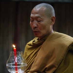 Lanterne allumée tenue par un moine Theravada